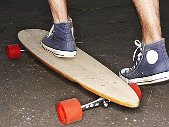 Germany, Duesseldorf, Human foot on skateboard, close up - STKF000029