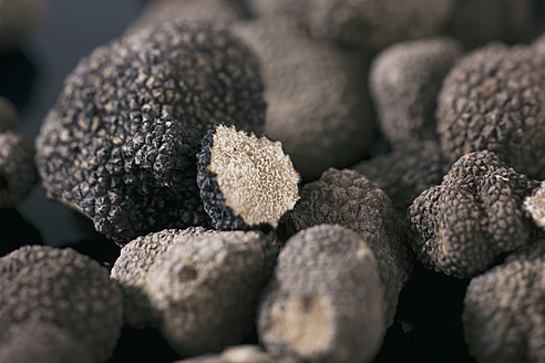 Germany, Black truffles on table - RFMYF000059
