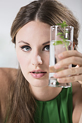 Deutschland, Junge Frau hält ein Glas Wasser - RFMYF000020