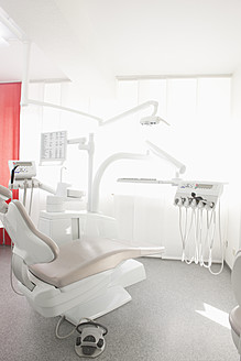 Deutschland, Zahnarztstuhl und Ausstattung einer Zahnarztpraxis - FMKYF000158