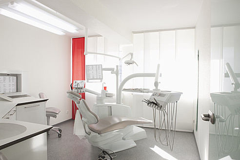 Deutschland, Zahnarztstuhl und Ausstattung einer Zahnarztpraxis - FMKYF000159