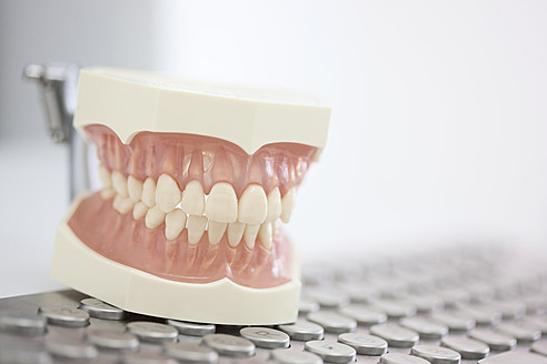 Deutschland, Ausstellung Zahnersatz auf Tastatur in Zahnarztpraxis - FMKYF000163