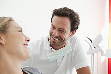 Deutschland, Zahnarzt und Patient in der Klinik, lächelnd - FMKYF000204
