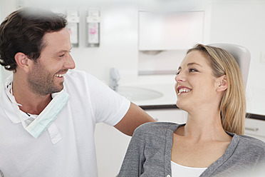Deutschland, Zahnarzt und Patient in der Klinik, lächelnd - FMKYF000206