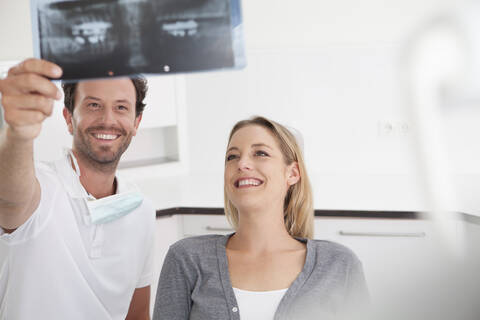 Deutschland, Zahnarzt und Patient bei der Betrachtung eines Röntgenbildes, lizenzfreies Stockfoto