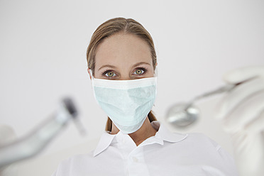 Deutschland, Nahaufnahme eines Zahnarztes mit chirurgischer Maske - FMKYF000216