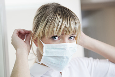 Germany, Dentist with surgical mask - FMKYF000236