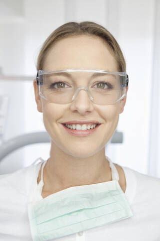 Deutschland, Zahnärztin mit Schutzbrille in Zahnarztpraxis, lizenzfreies Stockfoto