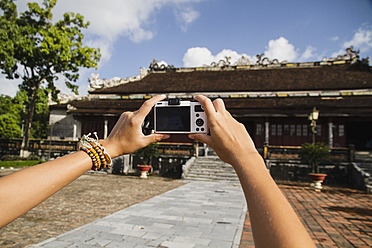 Vietnam, Hue, Junge Frau beim Fotografieren des Can Chanh Palastes - MBEF000520