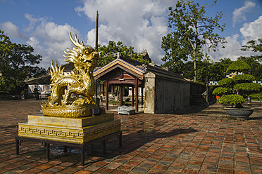 Vietnam, Hue, Berühmte Drachenstatue in der Zitadelle von Hue - MBEF000518