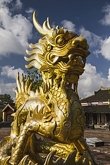 Vietnam, Hue, Berühmte Drachenstatue in der Zitadelle von Hue - MBEF000517