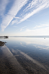 Deutschland, Bayern, Blick auf den Ammersee, Steg im Hintergrund - UMF000507