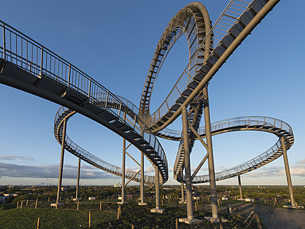 Deutschland, Duisburg, Blick auf die Kunstinstallation Tiger und Schildkröte im Angerpark - HHEF000027