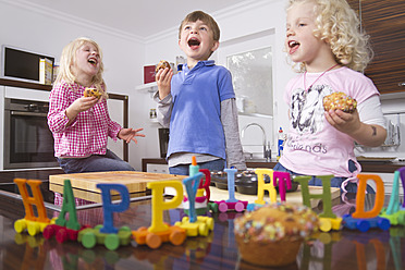 Deutschland, Kinder feiern Geburtstag in der Küche - FKF000094