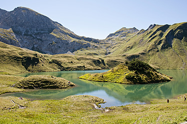 Deutschland, Bayern, Wanderer am Schrecksee - UMF000488