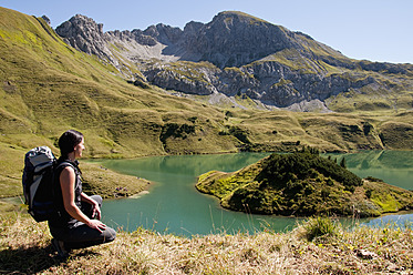 Deutschland, Bayern, Mittlere erwachsene Frau mit Blick auf den Schrecksee - UMF000492