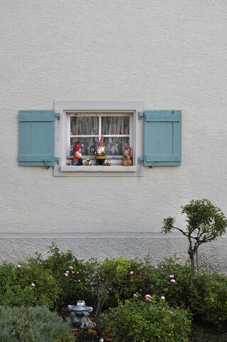 Deutschland, Baden Württemberg, Fenster mit Rollladen und Gartenzwergen, lizenzfreies Stockfoto