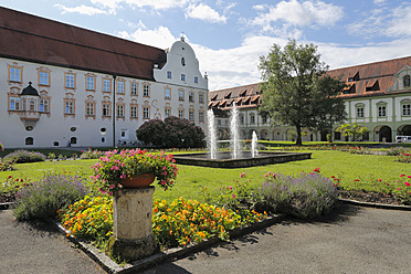 Deutschland, Bayern, Ansicht des Innenhofs des Klosters Benediktbeuern - SIEF002832