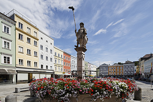 Österreich, Oberösterreich, Hauptplatz in Ried im Innkreis mit Dietmar-Brunnen - SIEF002839