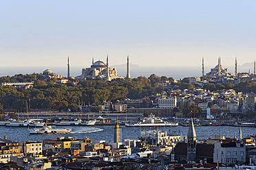 Türkei, Istanbul, Blick von Beyoglu über das Goldene Horn mit Hagia Sophia und Sultan-Ahmed-Moschee - SIEF002872
