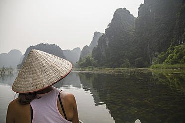 Vietnam, Ninh Binh, Junger Tourist beim Fotografieren von Tom Coc - MBEF000525