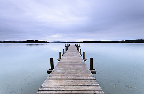 Österreich, Blick auf den Worthersee mit Holzsteg - MBOF000010