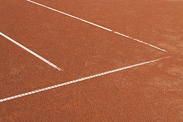 Deutschland, München, Blick auf Tennissandplatz - TCF002876