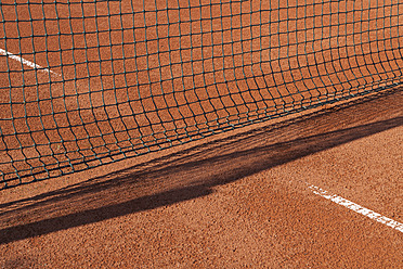 Germany, Munich, Net at tennis sand court - TCF002877