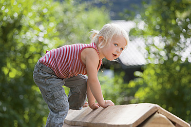 Deutschland, Mädchen spielt auf Spielplatz - TCF002935