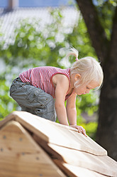 Deutschland, Mädchen spielt auf Spielplatz - TCF002943