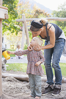 Deutschland, Mutter mit Tochter auf Spielplatz - TCF002953