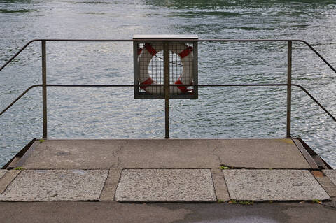 Schweiz, Rettungsring an Geländer in Stein am Rhein hängen geblieben, lizenzfreies Stockfoto