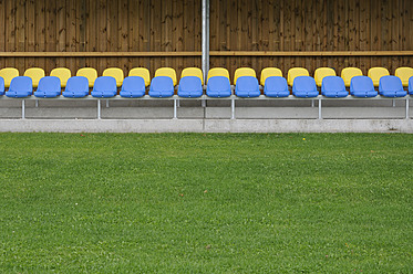 Deutschland, Bayern, München, Stand mit blauen und gelben Kunststoffsitzen - AXF000329