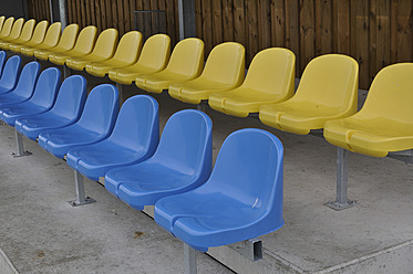 Deutschland, Bayern, München, Stand mit blauen und gelben Kunststoffsitzen - AXF000330