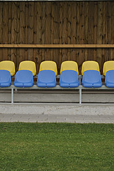 Deutschland, Bayern, München, Stand mit blauen und gelben Kunststoffsitzen - AXF000331
