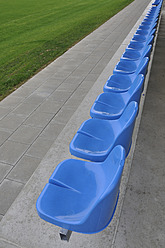 Deutschland, Bayern, München, Stand mit blauen Kunststoffsitzen - AXF000332