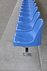 Deutschland, Bayern, München, Stand mit blauen Kunststoffsitzen - AXF000334