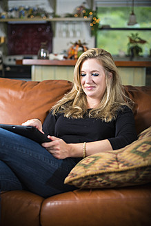 USA, Texas, Mittlere erwachsene Frau mit digitalem Tablet - ABAF000292
