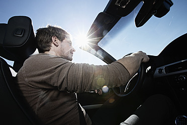 Germany, Bavaria, Mid adult man in car - RBF001070