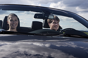 Germany, Bavaria, Couple in car, smiling - RBF001072