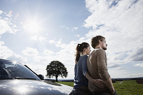 Deutschland, Bayern, Pärchen stehend neben Auto - RBF001080