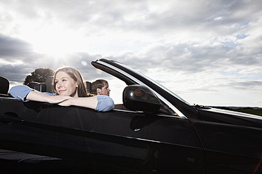 Germany, Bavaria, Couple in car, smiling - RBF001087