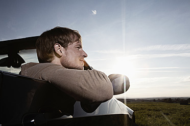 Germany, Bavaria, Mid adult man in car - RBF001095