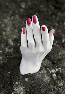 Menschliche Hand einer Schaufensterpuppe im Boden auf einem Friedhof - HSTF000025