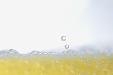 Bubbles in glass of water with lemon slice, close up - ASF004652