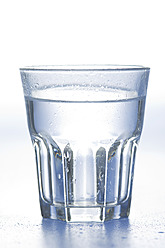 Glas Wasser auf weißem Hintergrund - ASF004649