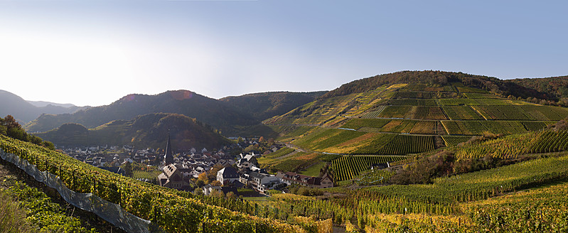 Deutschland, Rheinland Pfalz, Blick auf Weindorf mit Weinbergen im Ahrtal - BSCF000177