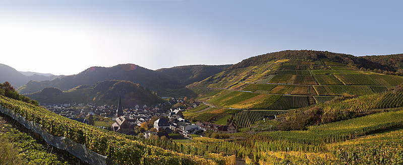 Germany, Rhineland Palatinate, View of wine village with vineyards at Ahr Valley - BSCF000177