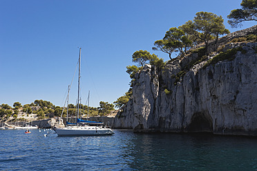 Frankreich, Bouche du Rhone, Les Calanques, Blick auf Port Miou - GWF001987