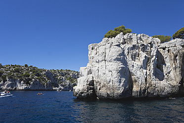 Frankreich, Bouche du Rhone, Les Calanques, Blick auf Port Pin und En Vau - GWF001992